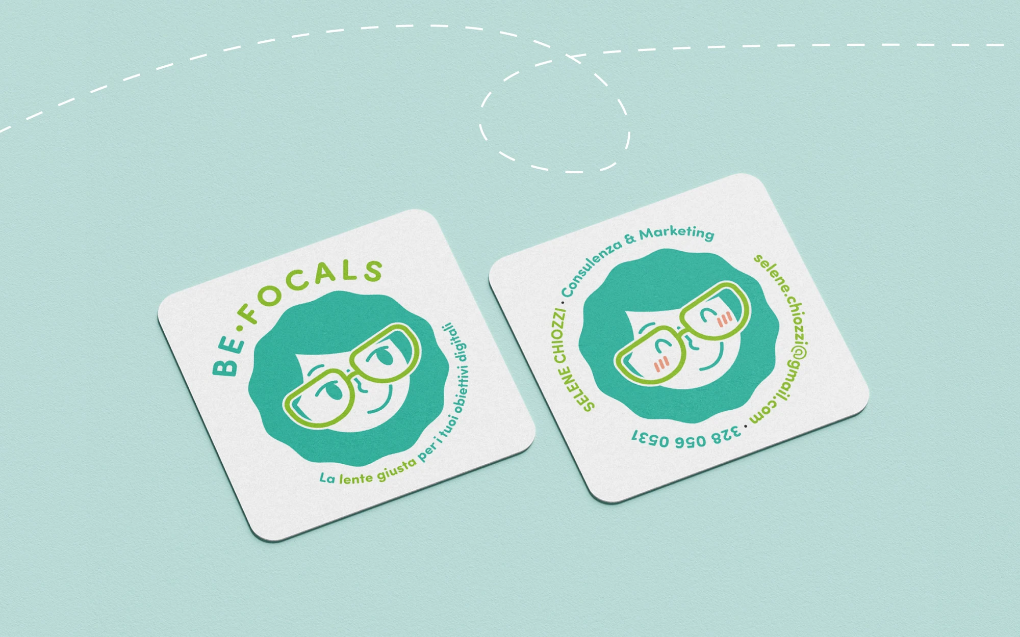 Mockup fronte e retro dei biglietti Be Focals con mascotte e occhiali